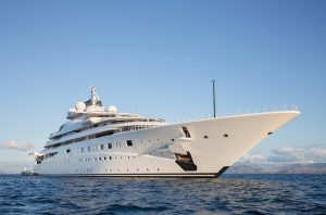 Luxus Mega Yacht - immens groes und langes Schiff